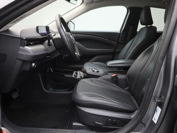 Ford Mustang Mach-E (2021) — foto 3 van 45