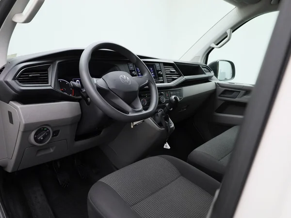 Volkswagen Transporter (2023) — foto 25 van 38