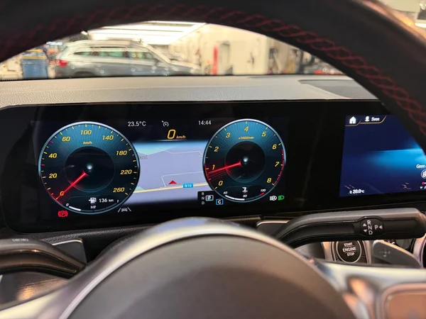 Mercedes-Benz GLB-180 (2021) — foto 8 van 31