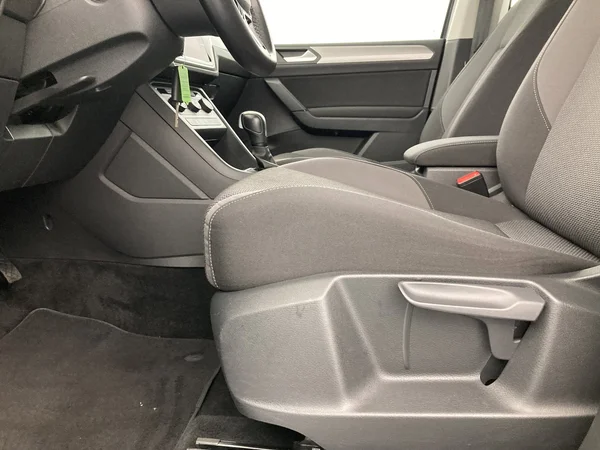 VOLKSWAGEN Touran (2020) — foto 26 van 36