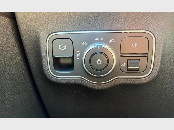 Mercedes-Benz GLB 180 (2021) — foto 9 van 29