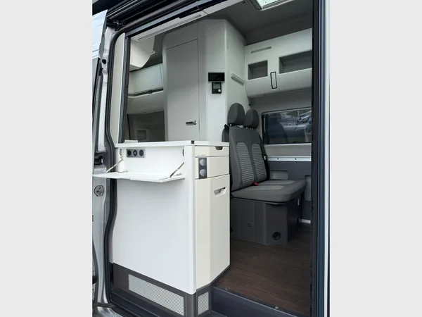 VOLKSWAGEN Grand California (2021) — foto 3 van 19