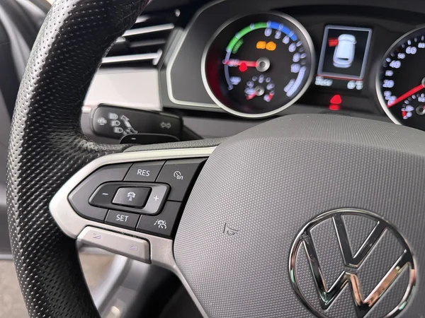 VOLKSWAGEN Passat Variant (2022) — foto 14 van 26