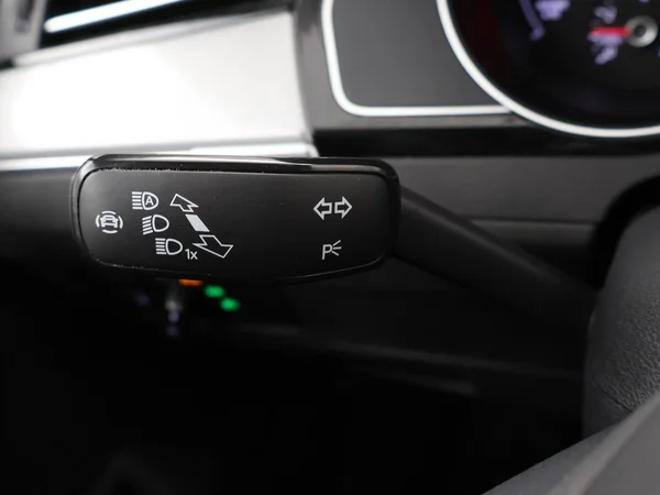 VOLKSWAGEN Passat Variant GTE (2022) — foto 13 van 30