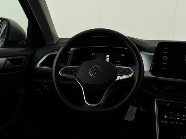 VOLKSWAGEN T-Roc (2022) — foto 14 van 27