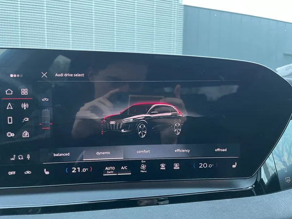 AUDI Q6 e-tron (2024) — foto 10 van 24