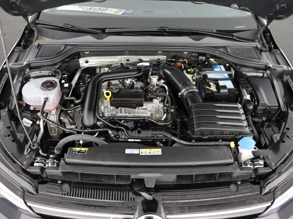 VOLKSWAGEN Golf (2024) — foto 6 van 27
