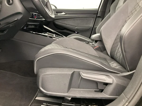 VOLKSWAGEN Golf VIII SW (2024) — foto 18 van 36