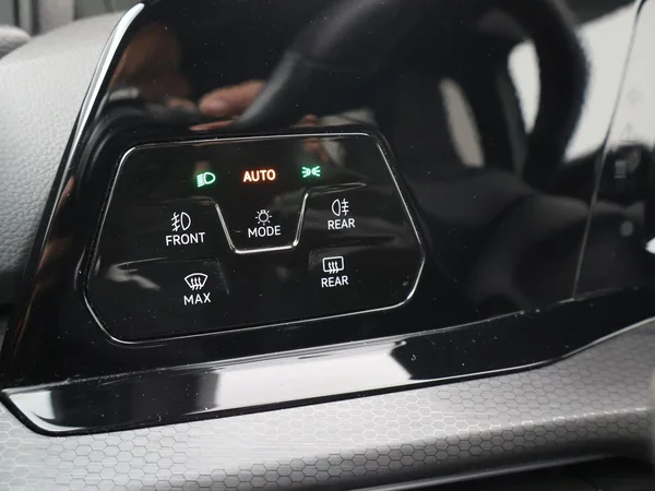 VOLKSWAGEN Golf VIII GTE (2022) — foto 2 van 31