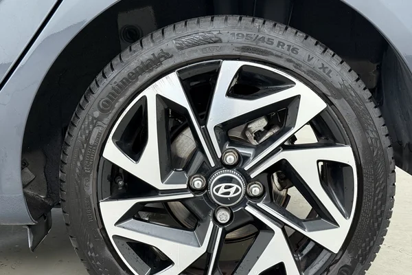 Hyundai i10 (2022) — foto 9 van 20