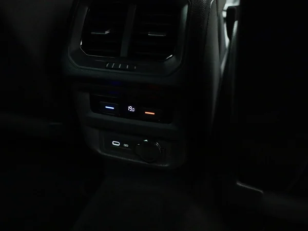Volkswagen Tiguan (2021) — foto 35 van 43