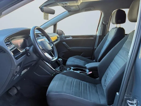 VOLKSWAGEN Touran (2023) — foto 2 van 23