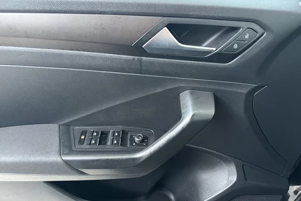 Volkswagen T-Roc (2019) — foto 9 van 21
