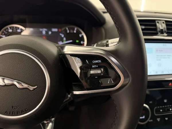 Jaguar XE (2020) — foto 13 van 20