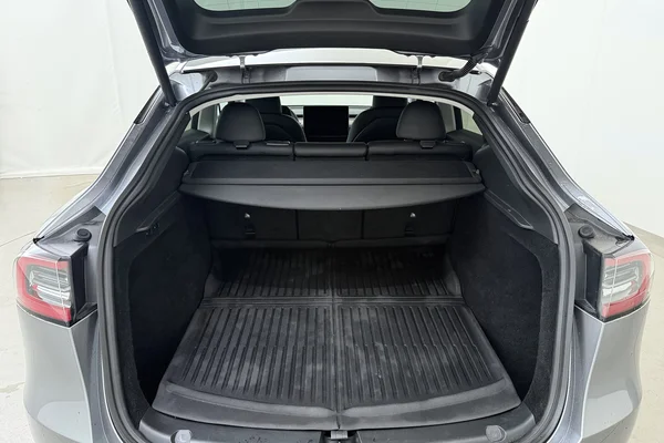 Tesla Model Y (2023) — foto 19 van 23