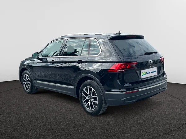 VOLKSWAGEN Tiguan (2021) — foto 7 van 17