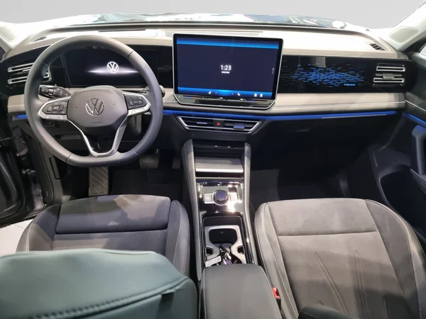 VOLKSWAGEN Tiguan (2025) — foto 9 van 15