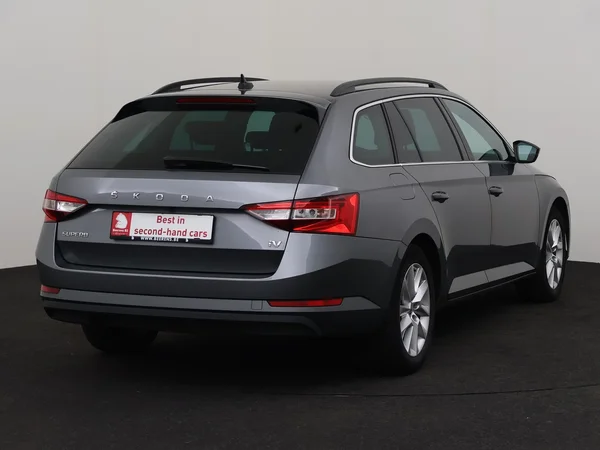 SKODA Superb (2022) — foto 23 van 31