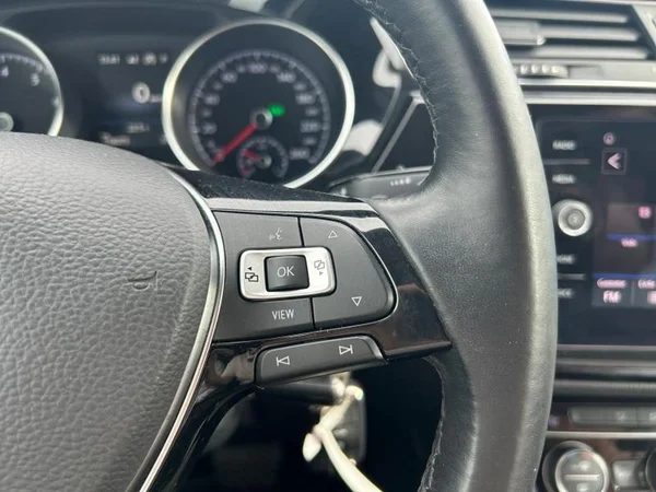 VOLKSWAGEN Touran (2020) — foto 19 van 33