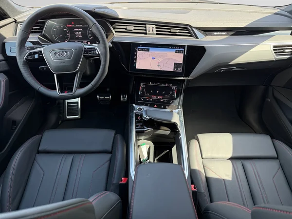 AUDI Q8 e-tron Sportback (2025) — foto 2 van 26