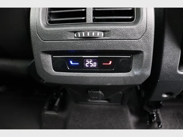 VOLKSWAGEN Touran (2023) — foto 3 van 28