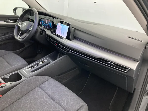 VOLKSWAGEN Golf VIII (2024) — foto 2 van 36