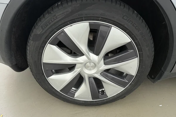 Tesla Model Y (2023) — foto 14 van 23