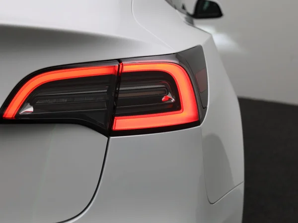 Tesla Model 3 (2023) — foto 36 van 42