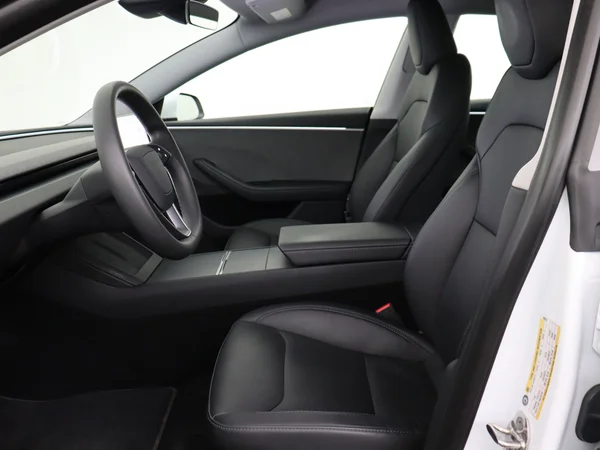 TESLA Model 3 (2024) — foto 2 van 28