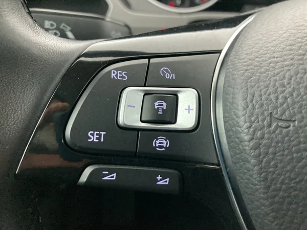 VOLKSWAGEN Touran (2020) — foto 18 van 36