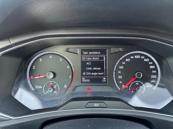 VOLKSWAGEN T-Roc (2019) — foto 13 van 28