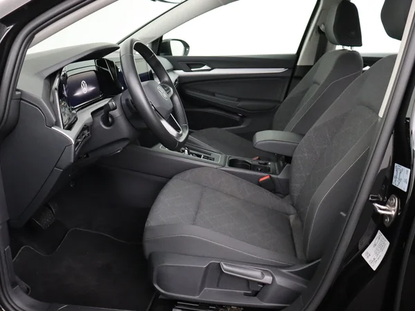 VOLKSWAGEN Golf (2024) — foto 2 van 28