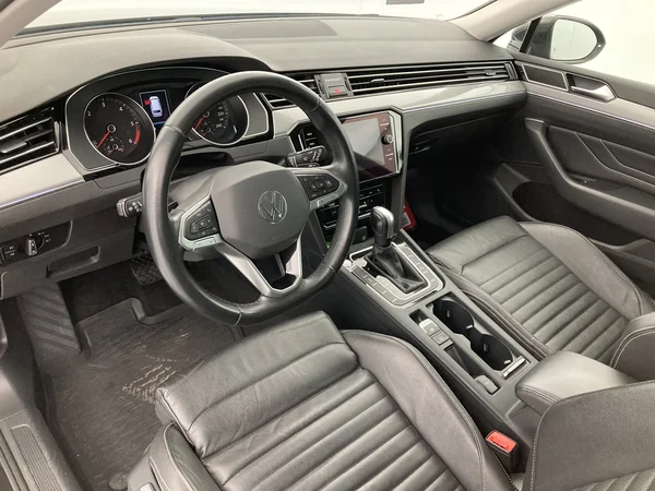 VOLKSWAGEN Passat Variant (2024) — foto 8 van 36