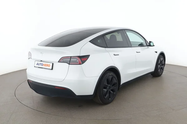 Tesla Model Y (2024) — foto 12 van 16