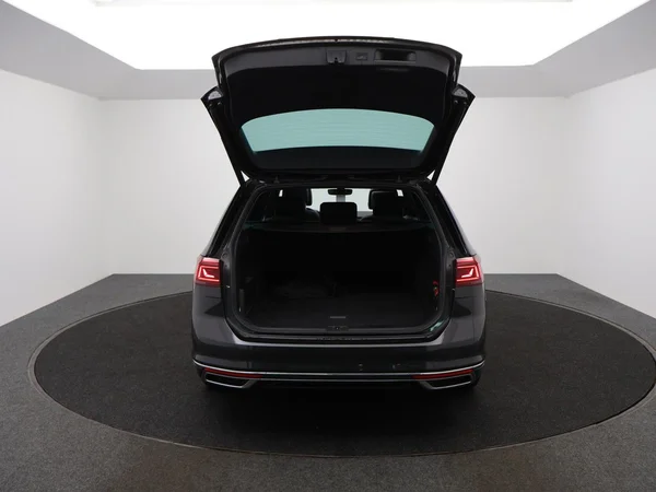 VOLKSWAGEN Passat Variant GTE (2022) — foto 23 van 29