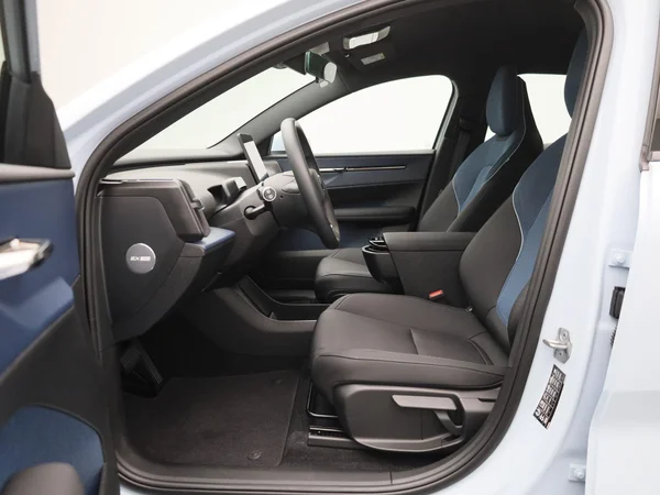 Volvo EX30 (2024) — foto 3 van 38