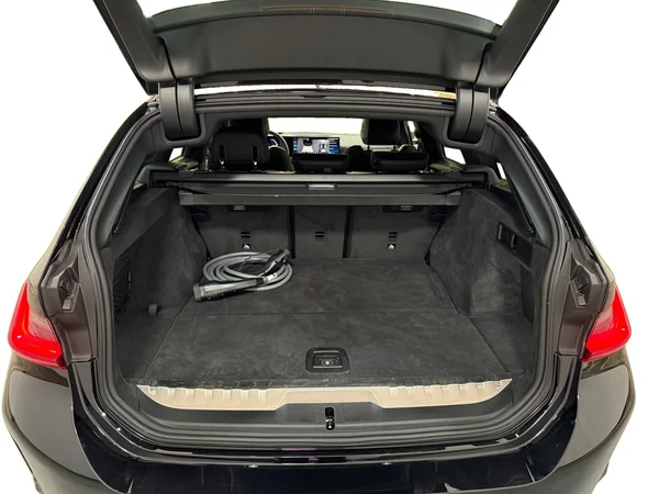 BMW 330 (2025) — foto 17 van 30