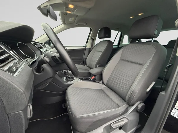 VOLKSWAGEN Tiguan (2018) — foto 2 van 24