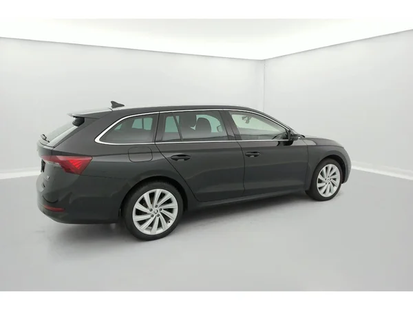 SKODA Octavia Combi PHEV (2022) — foto 34 van 36