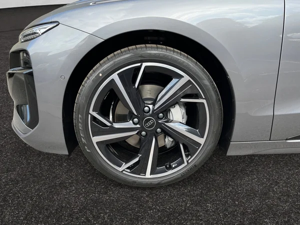 AUDI A6 Sportback e-tron (2025) — foto 14 van 16