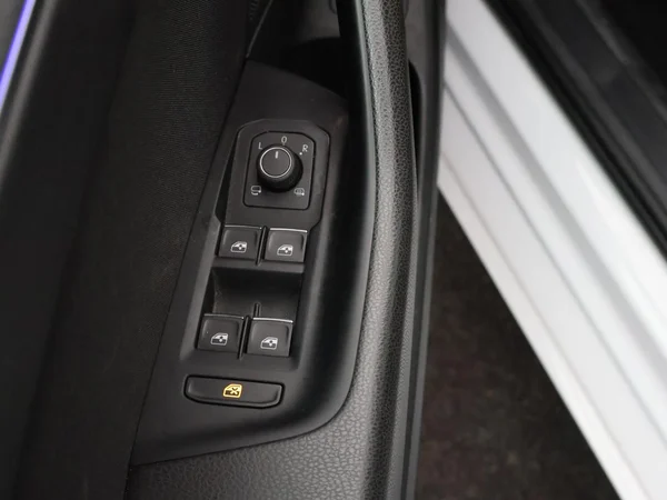 VOLKSWAGEN Passat Variant GTE (2022) — foto 14 van 30