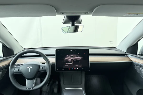 Tesla Model Y (2023) — foto 23 van 23