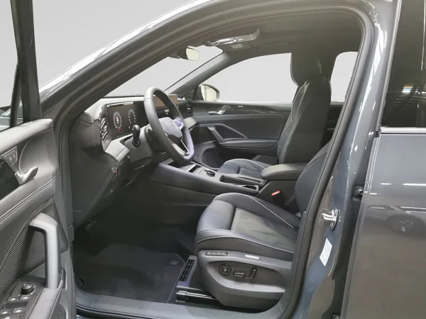 VOLKSWAGEN Tiguan (2026) — foto 2 van 15