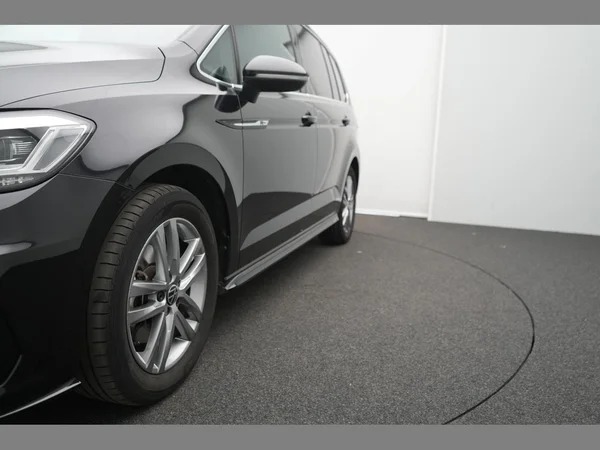 VOLKSWAGEN Touran (2023) — foto 28 van 30