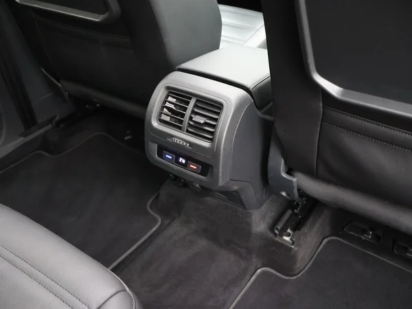 VOLKSWAGEN Touran (2021) — foto 18 van 28