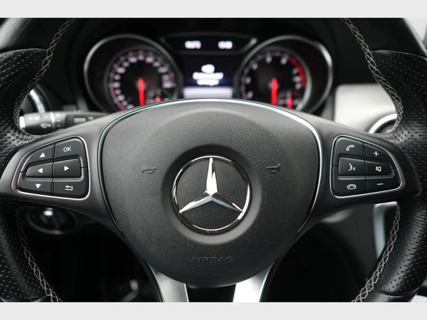 MERCEDES-BENZ CLA 180 (2019) — foto 9 van 22
