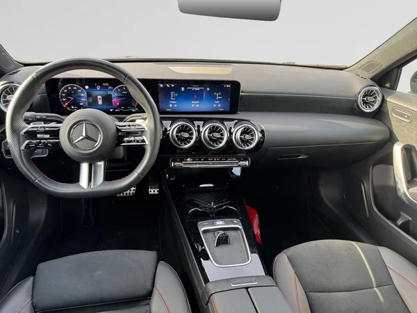 MERCEDES-BENZ A 200 (2024) — foto 2 van 24