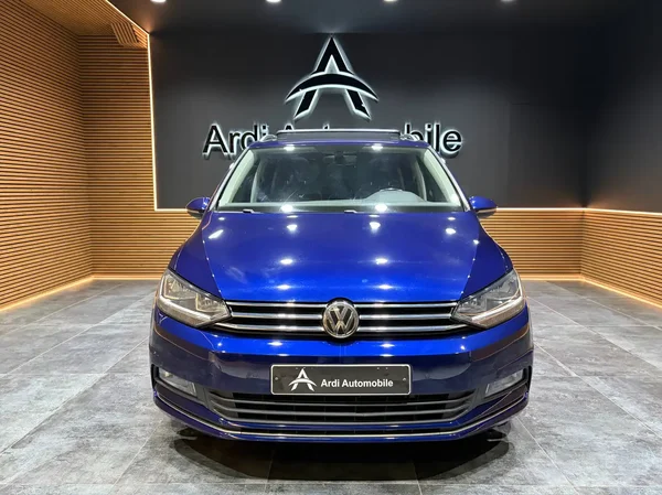 Volkswagen Touran (2016) — foto 12 van 27