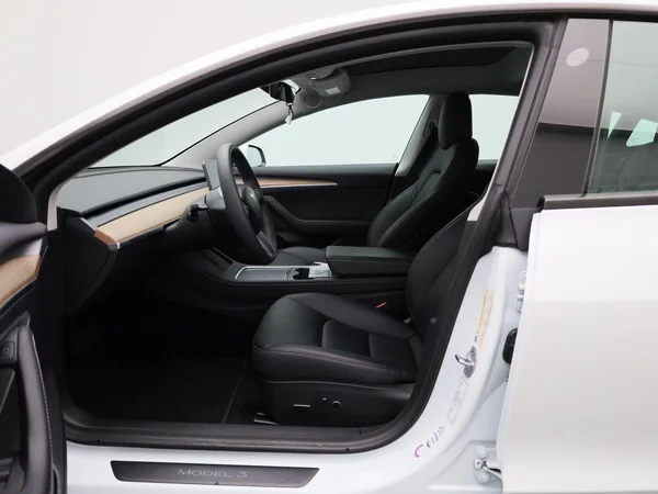 Tesla Model 3 (2023) — foto 3 van 42