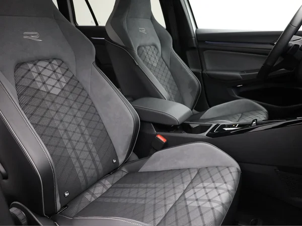 VOLKSWAGEN Golf VIII SW (2024) — foto 17 van 22